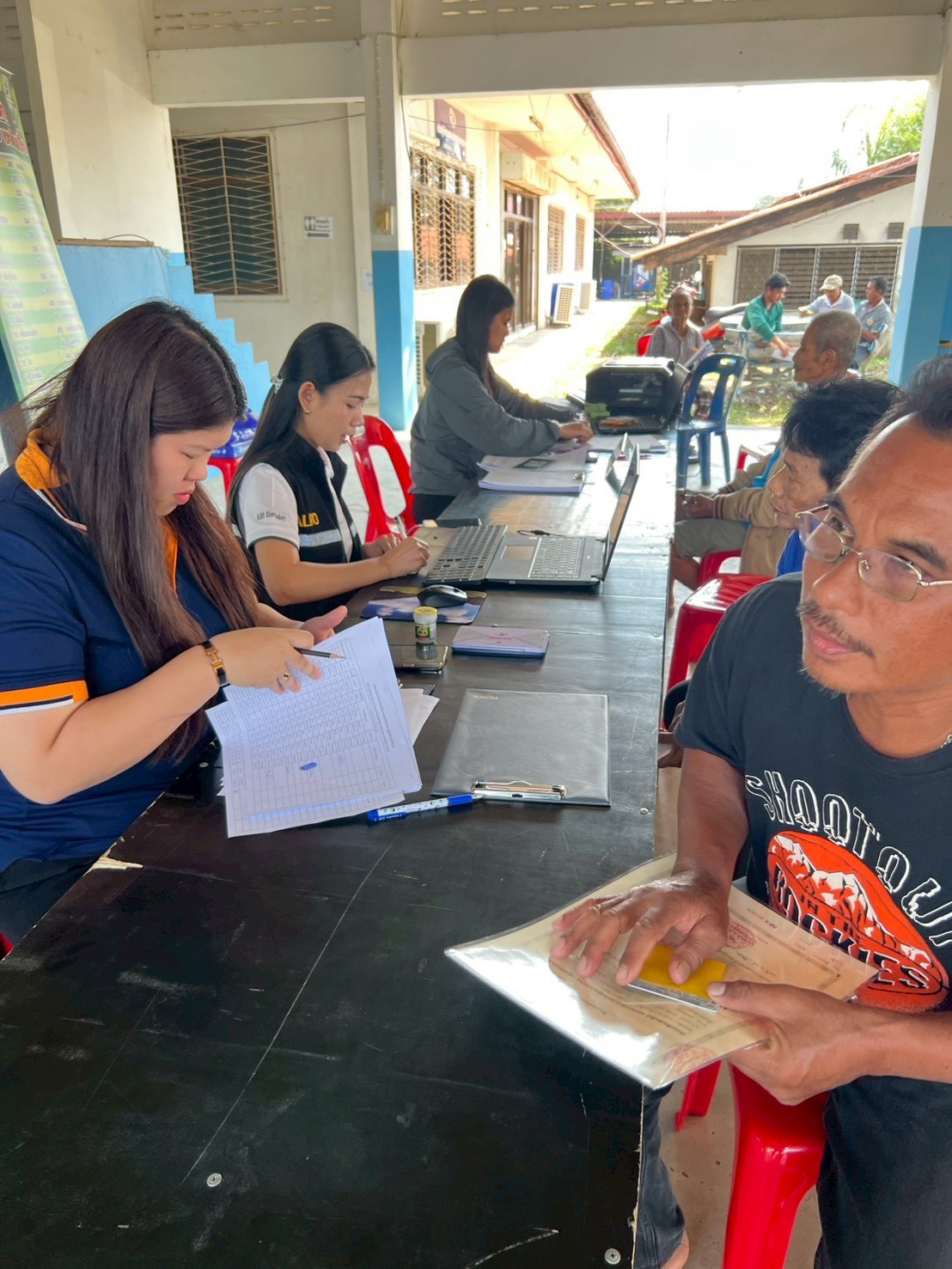 title - ส.ป.ก.จันทบุรี ออกศูนย์บริการเคลื่อนที่รับยื่นคำขอออกโฉนดเพื่อการเกษตรและมอบโฉนดเพื่อการเกษตรให้แก่เกษตรกร ภายใต้โครงการจัดที่ดินเพื่อเกษตรกรรม กิจกรรมปรับปรุงหนังสืออนุญาตให้เข้าทำประโยชน์ในเขตปฏิรูปที่ดิน (ส.ป.ก.4-01) เป็นโฉนดเพื่อการเกษตร ประจำปีงบประมาณ พ.ศ. 2569 